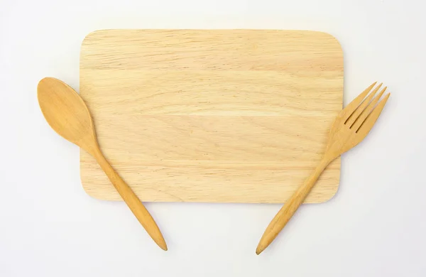 Kochlöffel und Gabel auf Holzbrett vor weißem Hintergrund — Stockfoto