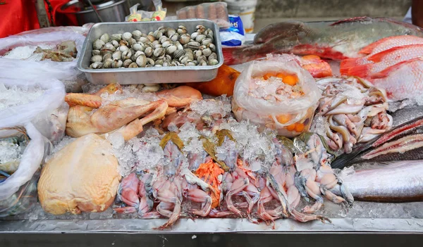 Marisco fresco fotografiado en el mercado de pescado — Foto de Stock