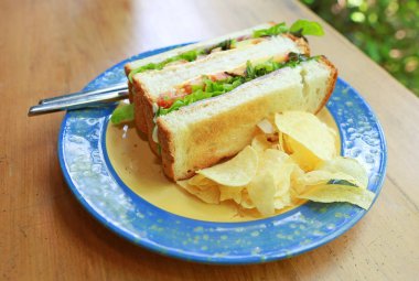 Jambon, peynir ve taze salata sandviç