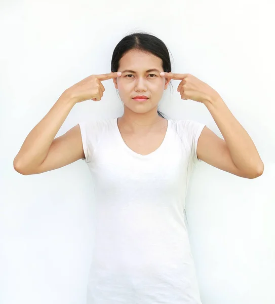 Молода азіатка в точці вираження футболки і торкаючись пальця на її очах — стокове фото