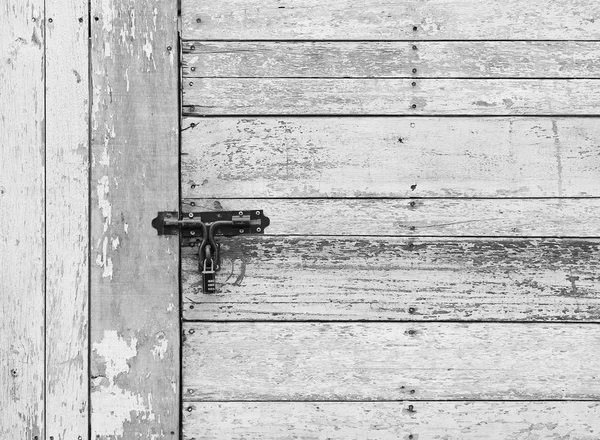 Vieille planche en bois porte verticale et horizontale avec cadenas — Photo