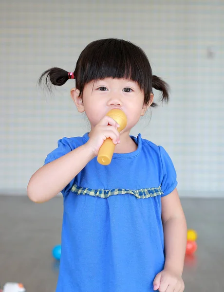 Aziatische kind spelen kunststof microfoon op de kid kamer — Stockfoto