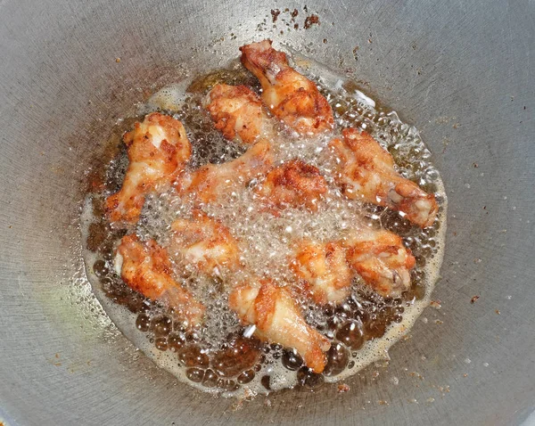 Pernas de frango fritando em uma panela — Fotografia de Stock