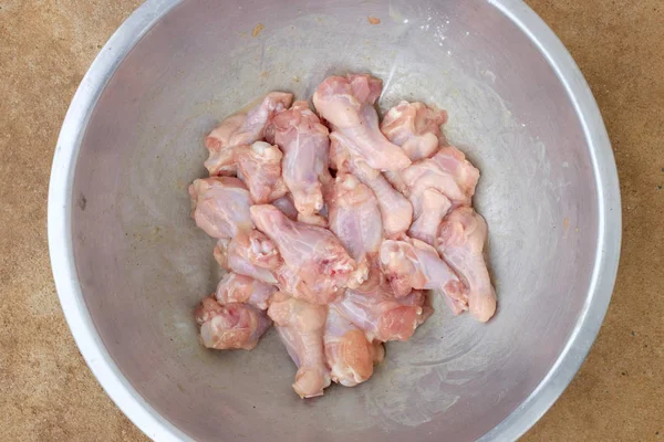 Asas de frango cru preparar para cozinhar — Fotografia de Stock
