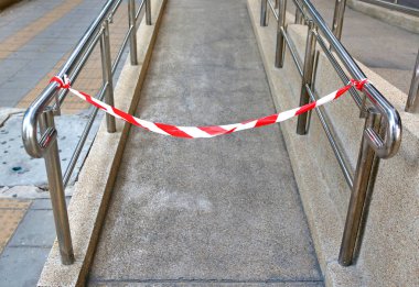 Kırmızı-beyaz çizgili kaset için bir giriş