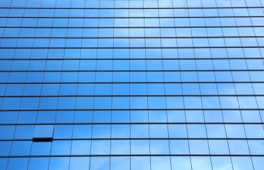 cam binada yansıyan mavi gökyüzü.