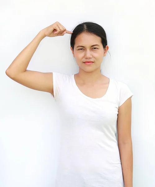 Ung asiatisk kvinna i T-Shirt visar uttrycket punkt sin chef eller hår — Stockfoto