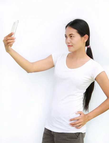 Asiatische Frau T-Shirt Nutzung von Mobiltelefonen isoliert weißen Hintergrund — Stockfoto