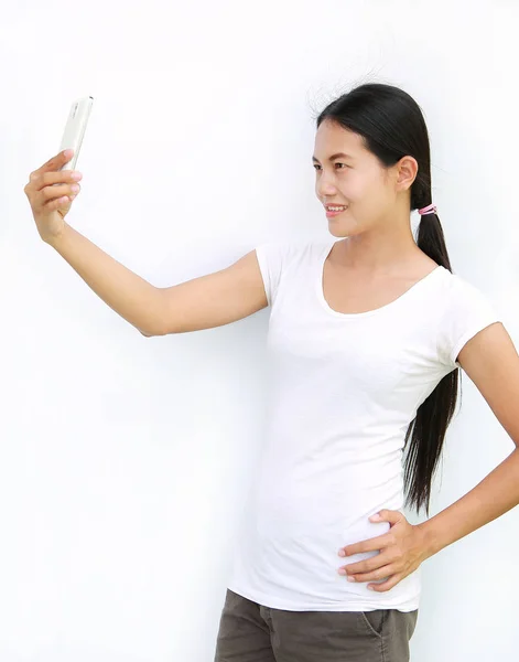 Asiatische Frau T-Shirt Nutzung von Mobiltelefonen isoliert weißen Hintergrund — Stockfoto