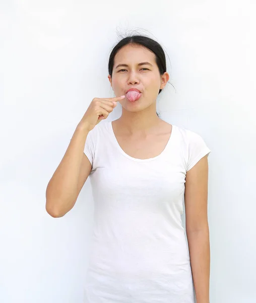 Jovem mulher asiática em T-Shirt Mostrando ponto de expressão a língua — Fotografia de Stock