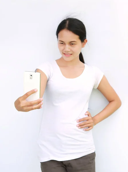 Ázsiai nő póló használata mobil telefon elszigetelt fehér background — Stock Fotó