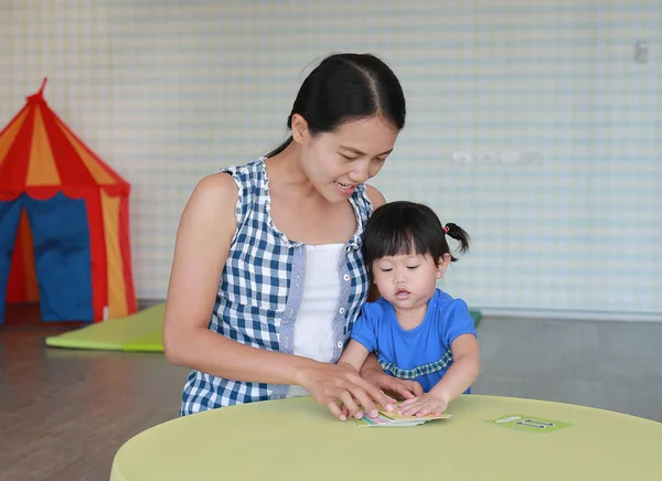 Aziatische kind meisje en moeder spelen flitskaart voor ontwikkeling van de hersenen van het recht op de speelkamer — Stockfoto