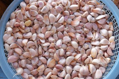 Sepet içinde sarımsak