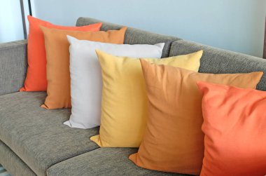 Oda renkli yastıklar