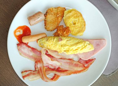 Amerikan kahvaltısı, yumurta, işaret ve jambon ile