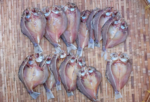 Pesce essiccato sulla griglia di bambù — Foto Stock