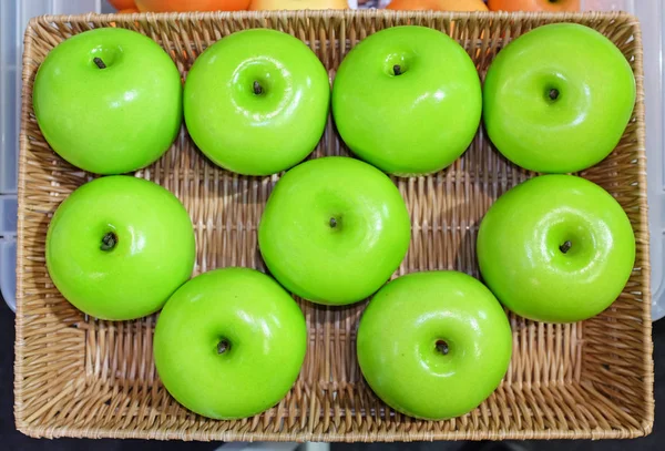 Top view of Green apples in the wicker basket — Stock Photo, Image