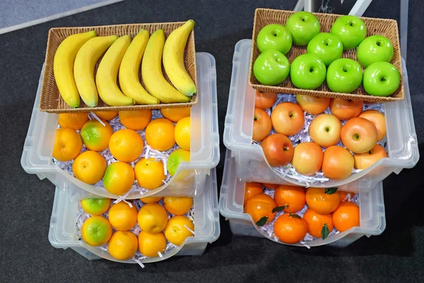 Świeże, dojrzałe owoce, leżącego na plastikowe pudełko i Wiklinowy kosz — Zdjęcie stockowe