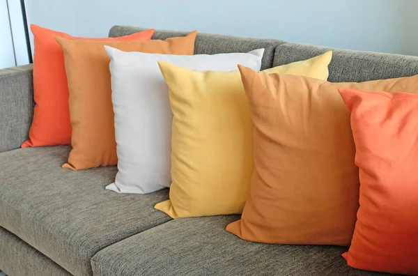 Красочные подушки в номере — стоковое фото