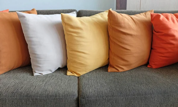 Almohadas de colores en la habitación — Foto de Stock