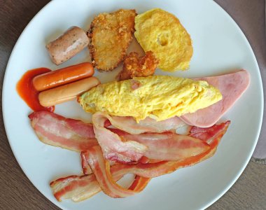 Amerikan kahvaltısı, yumurta, işaret ve jambon ile