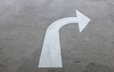 trafik işaretleri sürüş sağa dön