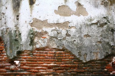 Tuğla duvar eski kırık alçı