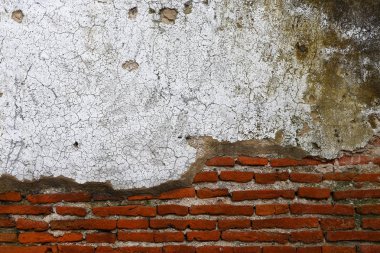 Tuğla duvar eski kırık alçı