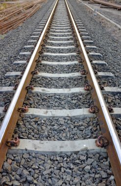 Çelik destek rayların beton uyuyanlar çakıl ile mayınları ile