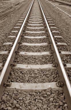 Çelik destek rayların beton uyuyanlar çakıl ile mayınları ile