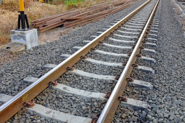 Çelik destek rayların beton uyuyanlar çakıl ile mayınları ile