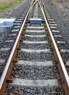 Çelik destek rayların beton uyuyanlar çakıl ile mayınları ile