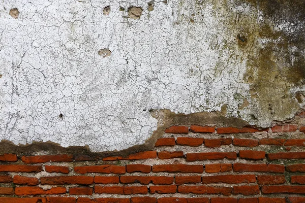 Tuğla duvar eski kırık alçı