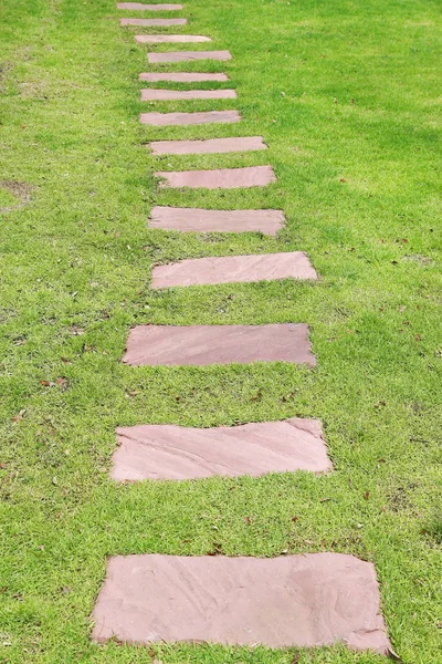 Camino de piedra en el jardín — Foto de Stock