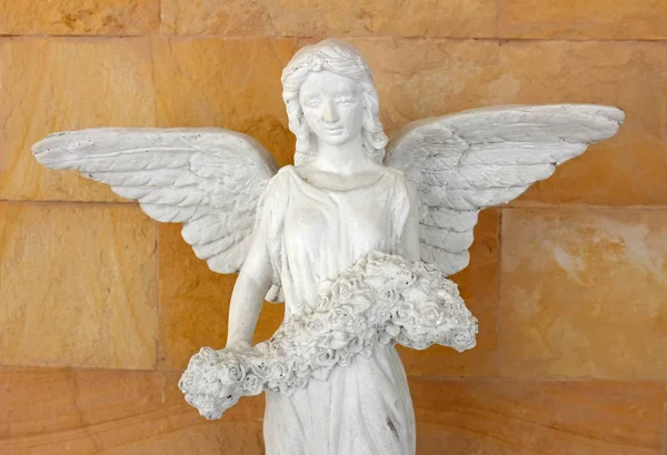 Afbeelding van een mooie engel standbeeld — Stockfoto