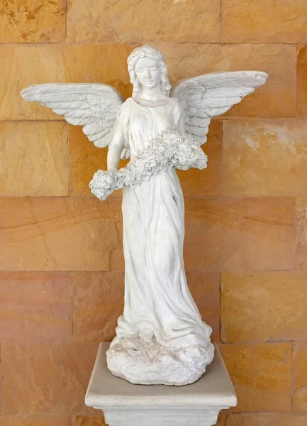 Image of a beautiful angel 's statue — стоковое фото