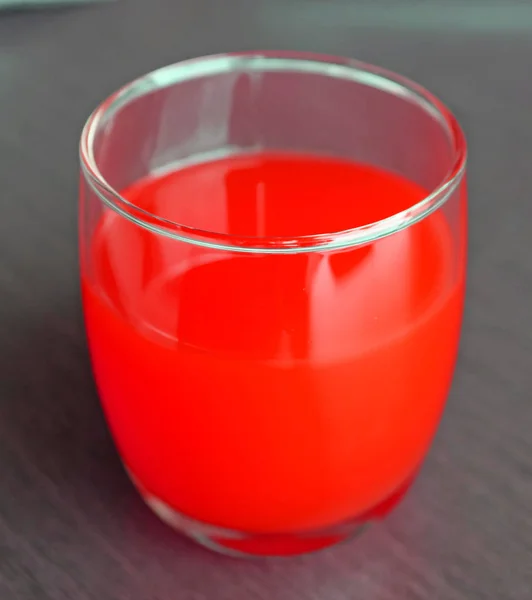 Copos de álcool vermelho bebida cocktail suco líquido na mesa de madeira — Fotografia de Stock