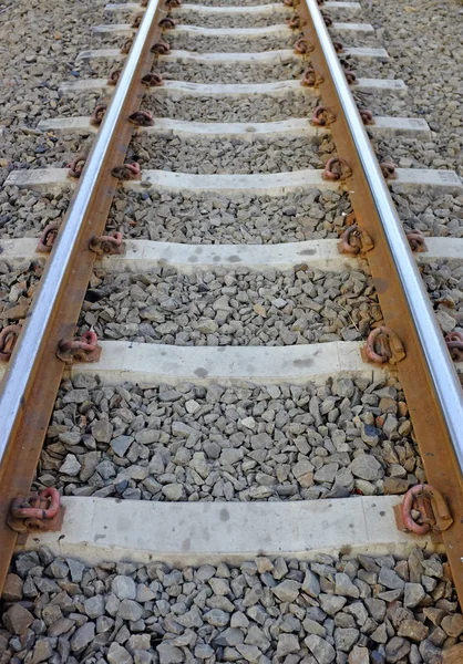 Stalen ondersteuning rails met betonnen dwarsliggers bezaaid met grind — Stockfoto