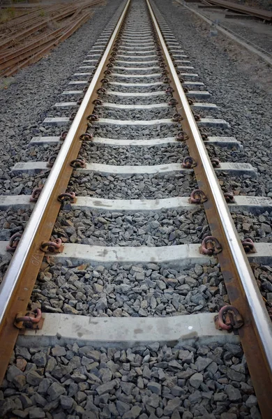 Stalen ondersteuning rails met betonnen dwarsliggers bezaaid met grind — Stockfoto