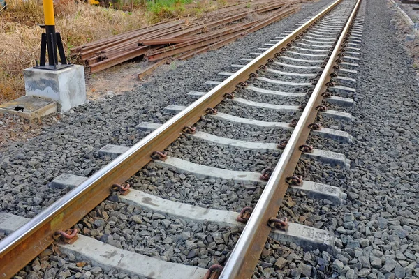 Stalen ondersteuning rails met betonnen dwarsliggers bezaaid met grind — Stockfoto