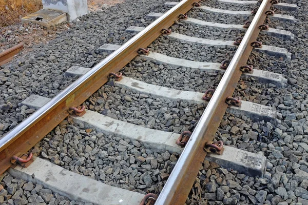 Çelik destek rayların beton uyuyanlar çakıl ile mayınları ile