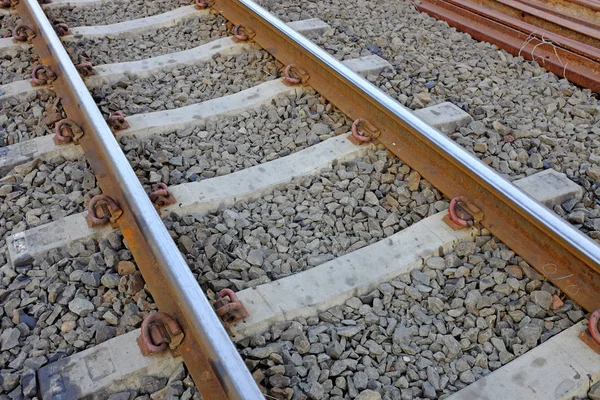 Acél támogató sínek, szétszórva a kavics beton talpfa — Stock Fotó