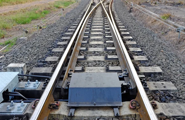 Çelik destek rayların beton uyuyanlar çakıl ile mayınları ile