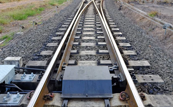 Çelik destek rayların beton uyuyanlar çakıl ile mayınları ile