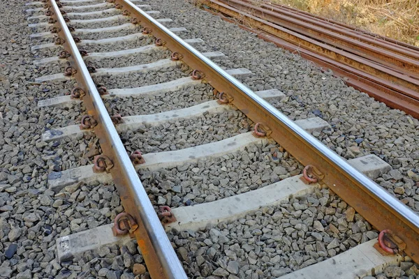 Çelik destek rayların beton uyuyanlar çakıl ile mayınları ile