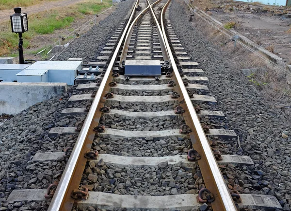 Stalen ondersteuning rails met betonnen dwarsliggers bezaaid met grind — Stockfoto