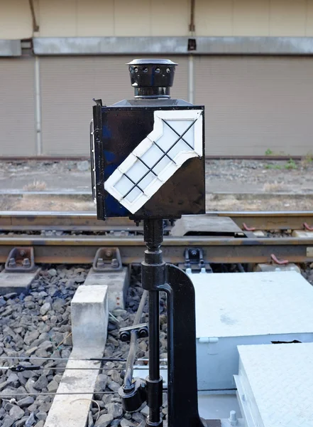Lámpara poste (luz de señal) en la estación de tren — Foto de Stock