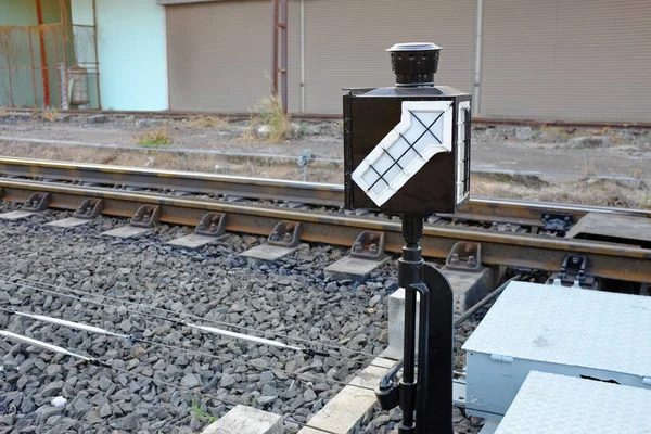 Lamp pole (signaal licht) in treinstation — Stockfoto