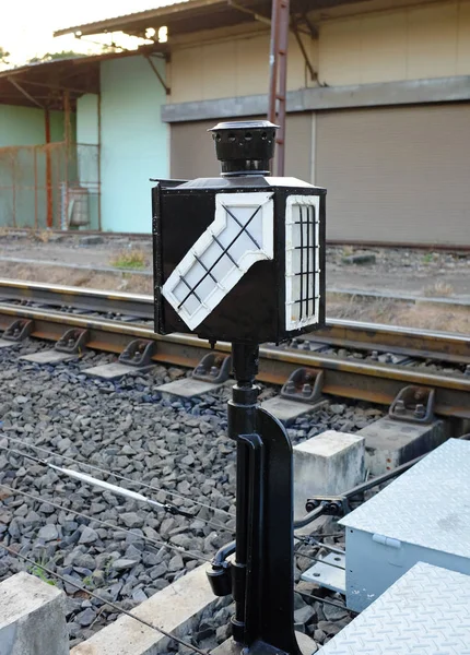Lámpara poste (luz de señal) en la estación de tren —  Fotos de Stock