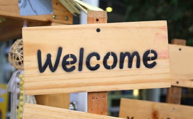Ahşap tahta üzerinde hoş geldiniz işareti